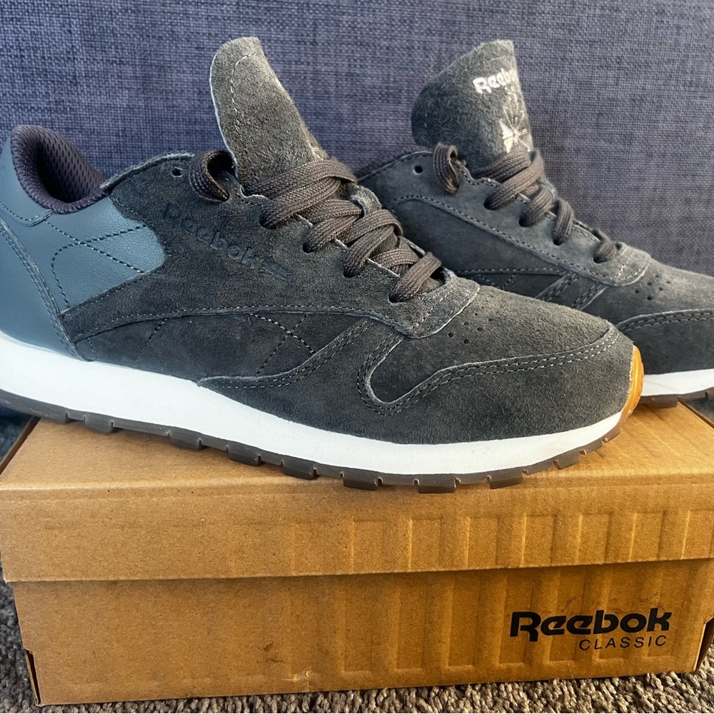 REEBOK WOMENS SUEDE GRAY CLASSICS SIZE 6.5